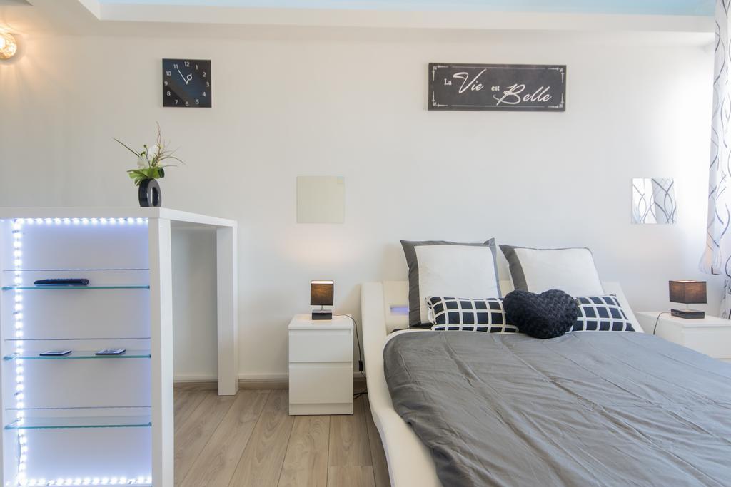 Sweethome Dijon - Black & White Bagian luar foto