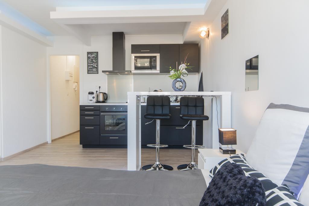 Sweethome Dijon - Black & White Bagian luar foto